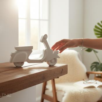 Weißer Raysin Deko Roller dekorativ auf Regal platziert, minimalistisches Wohnambiente